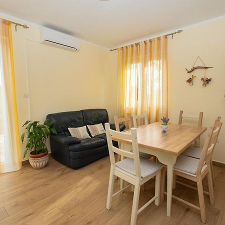 Apartman Doris Milohnici Exterior foto
